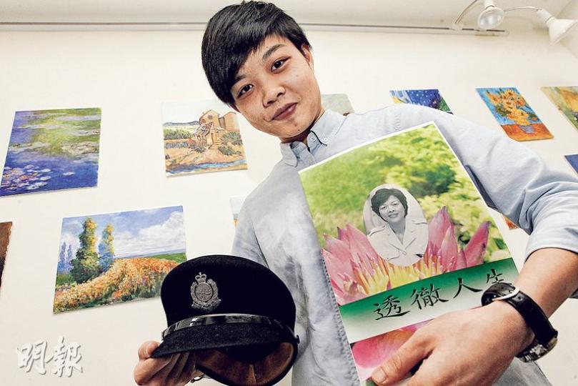 22歲的Milly不時拿母親的警帽來戴,未來她亦希望報考輔警,感受母親經歷過的事。她左手手握的正是母親生前透過信義會「生命故事計劃」製作的故事書,由設計、選圖到撰寫均是由社工及Milly母親一起參與。(李紹昌攝) 22歲的Milly不時拿母親的警帽來戴,未來她亦希望報考輔警,感受母親經歷過的事。她左手手握的正是母親生前透過信義會「生命故事計劃」製作的故事書,由設計、選圖到撰寫均是由社工及Milly母親一起參與。(李紹昌攝)
