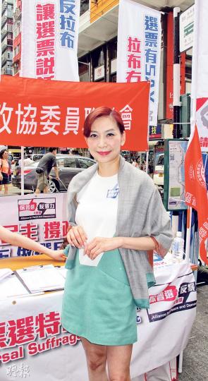 鄺美雲昨日到灣仔簽名支持政府的普選方案。(攝影/記者:柯美) 鄺美雲昨日到灣仔簽名支持政府的普選方案。(攝影/記者:柯美)