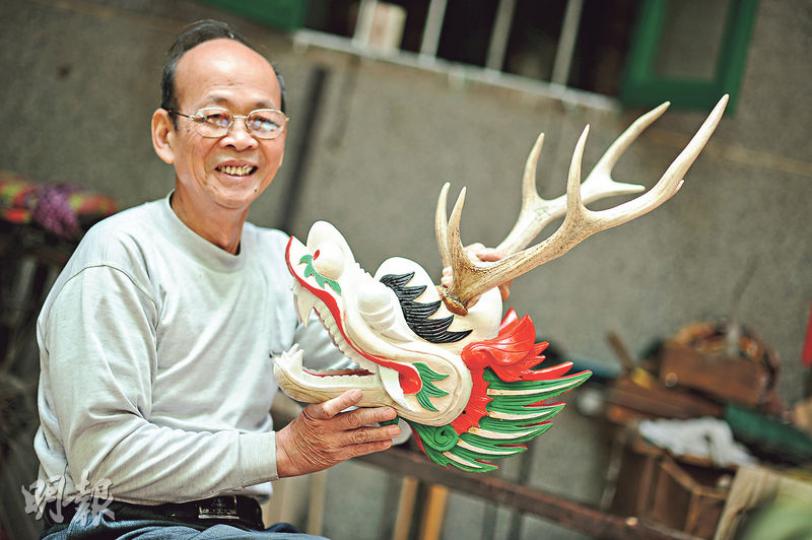 龍頭雕刻師傅梁鎮洪(胡景禧攝)(胡景禧攝)(胡景禧攝)上漖船廠赫赫有名,於珠江邊臨水而建。(胡景禧攝)龍身師傅盧載洵(胡景禧攝)用於「漁業龍」船身的鐵釘,每根均是人手打製,共用上了六十公斤。(胡景禧攝)(胡景禧攝)香港龍舟教練及是次大龍舟的設計師鄭志強(胡景禧攝) 龍頭雕刻師傅梁鎮洪(胡景禧攝)(胡景禧攝)(胡景禧攝)上漖船廠赫赫有名,於珠江邊臨水而建。(胡景禧攝)龍身師傅盧載洵(胡景禧攝)用於「漁業龍」船身的鐵釘,每根均是人手打製,共用上了六十公斤。(胡景禧攝)(胡景禧攝)香港龍舟教練及是次大龍舟的設計師鄭志強(胡景禧攝)