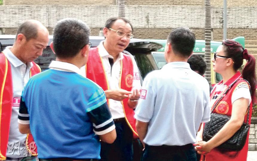 廣西社團總會會長鄧清河(中)昨在美孚參與撐政改簽名街站活動,回應本報查詢時指拍攝學生對政改意見的片段,目的是希望收集年輕人對政改意見,並將數據向中央提案,他又批評學生遭網上起底是「白色恐怖」。(林婉斐攝) 廣西社團總會會長鄧清河(中)昨在美孚參與撐政改簽名街站活動,回應本報查詢時指拍攝學生對政改意見的片段,目的是希望收集年輕人對政改意見,並將數據向中央提案,他又批評學生遭網上起底是「白色恐怖」。(林婉斐攝)