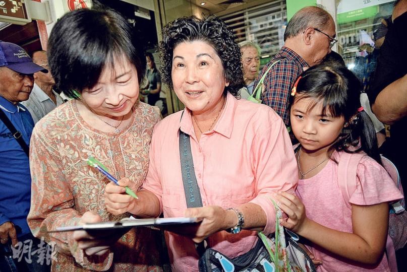 港區全國人大代表羅范椒芬(前左)昨到北角的「保普選反暴力大聯盟」政改街站簽名,亦逗留個半小時向市民解講政改和收集市民簽名。(葉家豪攝) 港區全國人大代表羅范椒芬(前左)昨到北角的「保普選反暴力大聯盟」政改街站簽名,亦逗留個半小時向市民解講政改和收集市民簽名。(葉家豪攝)
