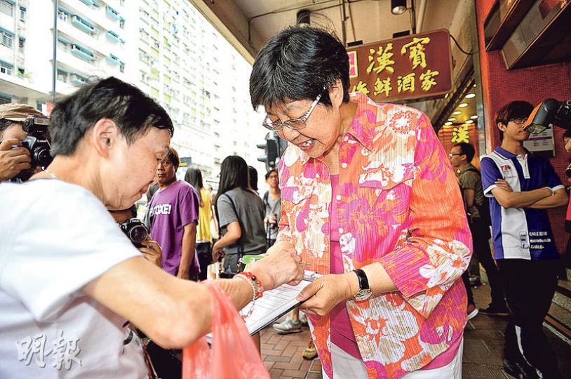 全國人大代表兼東區區議員蔡素玉(右)噚日亦落區宣傳政改,但其間有一名女士(非圖中女子)挑機,質疑提委會嘅代表性。(葉家豪攝) 全國人大代表兼東區區議員蔡素玉(右)噚日亦落區宣傳政改,但其間有一名女士(非圖中女子)挑機,質疑提委會嘅代表性。(葉家豪攝)