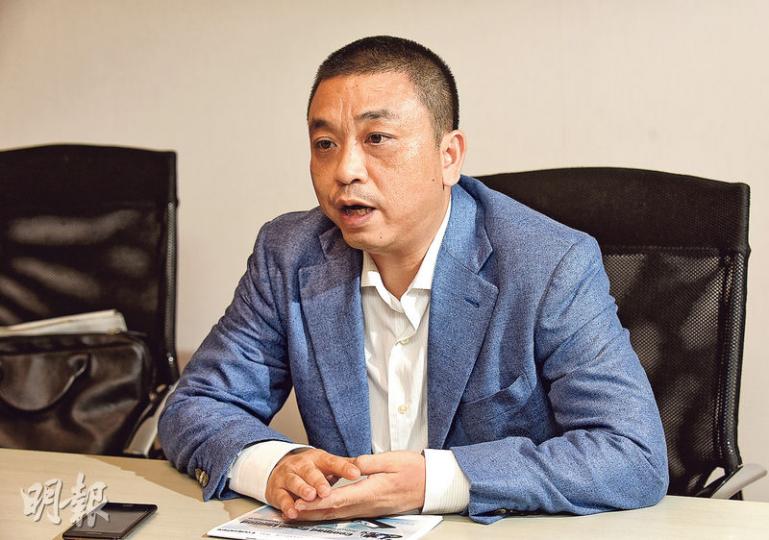 酷派常務副總裁兼財務總監蔣超表示,由於營運商市場日漸萎縮,公司會增加網上銷售手機,但由於網上銷售的手機定價偏低,預料今年毛利率受壓。(陳淑安攝) 酷派常務副總裁兼財務總監蔣超表示,由於營運商市場日漸萎縮,公司會增加網上銷售手機,但由於網上銷售的手機定價偏低,預料今年毛利率受壓。(陳淑安攝)
