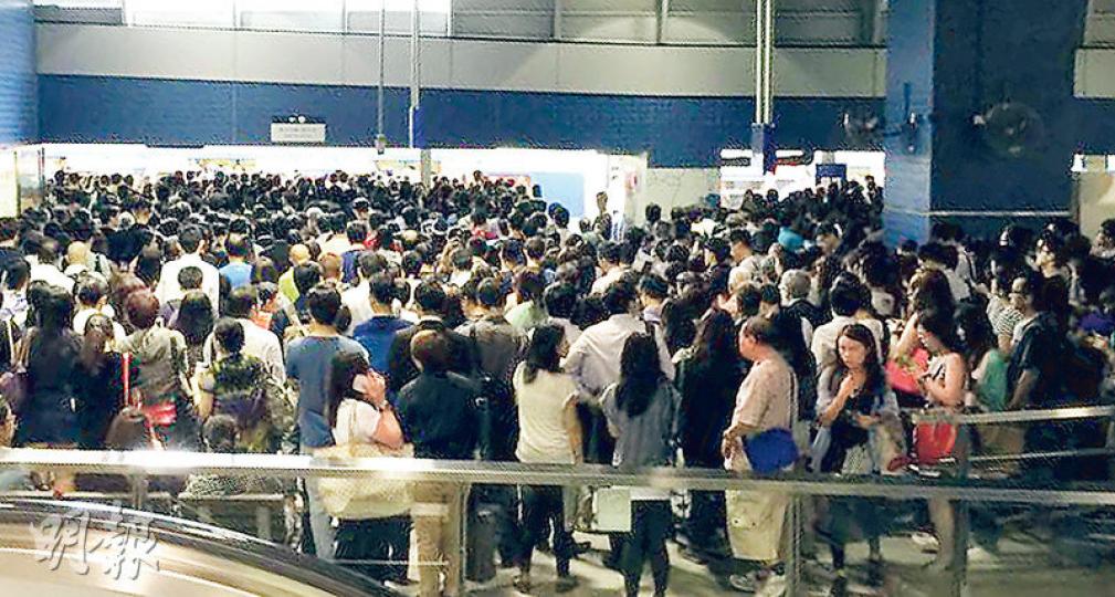 港鐵東鐵線昨晨繁忙時間發生信號系統故障,大圍站的月台擠滿乘客,港鐵一度需要「封站」管理人潮,不少乘客在大圍站等候4至5班車仍無法上車。(網民Tommy Wong攝) 港鐵東鐵線昨晨繁忙時間發生信號系統故障,大圍站的月台擠滿乘客,港鐵一度需要「封站」管理人潮,不少乘客在大圍站等候4至5班車仍無法上車。(網民Tommy Wong攝)