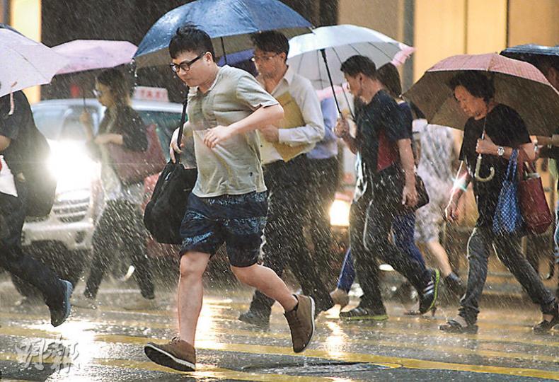 天文台昨午發出黃色暴雨警告信號,中區在下班繁忙時間大批市民打着雨傘趕回家,其中有沒準備雨傘的市民要冒大雨過路,狼狽不堪。(盧翊銘攝) 天文台昨午發出黃色暴雨警告信號,中區在下班繁忙時間大批市民打着雨傘趕回家,其中有沒準備雨傘的市民要冒大雨過路,狼狽不堪。(盧翊銘攝)