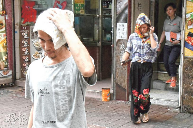 警方昨中午在尼裔女童「浪流」位置對面街的唐樓單位找到其父母,一度將兩人帶走調查。(鍾炳然攝) 警方昨中午在尼裔女童「浪流」位置對面街的唐樓單位找到其父母,一度將兩人帶走調查。(鍾炳然攝)