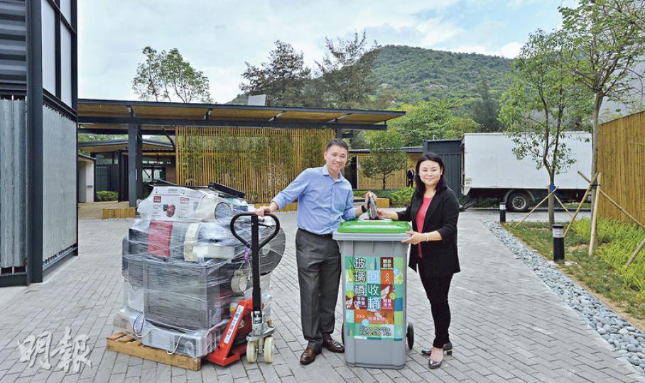 助理環保署署長黎耀基(左)表示,「綠在沙田」至今已在區內逾70個屋苑、機構及學校確定合作安排,陸續展開回收服務。營辦商基督教家庭服務中心服務總監周淑琼(右)表示會繼續擴大區內的服務網絡。(余俊亮攝)「綠在沙田」主要支援社區收集市場價值較低的回收物料,包括電器、慳電膽、光管、玻璃樽及充電池等。營辦商會在區內陸續設置玻璃樽專用回收桶,並將回收的玻璃樽交由環保磚廠循環再造。(余俊亮攝) 助理環保署署長黎耀基(左)表示,「綠在沙田」至今已在區內逾70個屋苑、機構及學校確定合作安排,陸續展開回收服務。營辦商基督教家庭服務中心服務總監周淑琼(右)表示會繼續擴大區內的服務網絡。(余俊亮攝)「綠在沙田」主要支援社區收集市場價值較低的回收物料,包括電器、慳電膽、光管、玻璃樽及充電池等。營辦商會在區內陸續設置玻璃樽專用回收桶,並將回收的玻璃樽交由環保磚廠循環再造。(余俊亮攝)