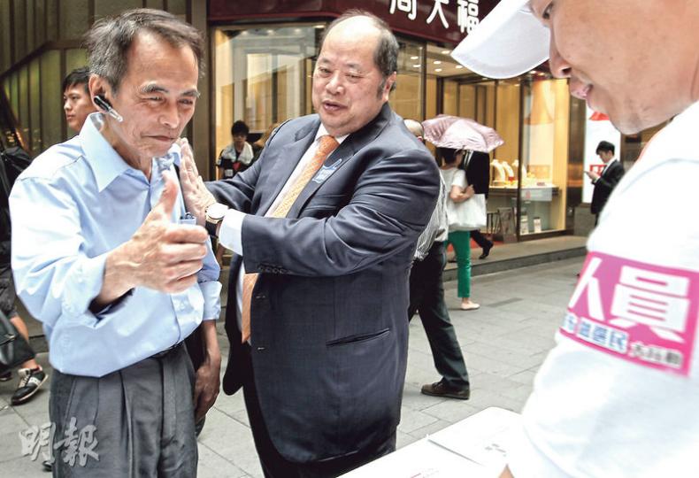 由港區人大代表、全國政協委員組成嘅香港友好協進會,噚日拉大隊去「保普選反暴力大聯盟」街站簽名撐政改,身兼政協委員嘅立法會議員張華峰(中)仲打電話叫員工「自願落嚟」簽名。(林俊源攝) 由港區人大代表、全國政協委員組成嘅香港友好協進會,噚日拉大隊去「保普選反暴力大聯盟」街站簽名撐政改,身兼政協委員嘅立法會議員張華峰(中)仲打電話叫員工「自願落嚟」簽名。(林俊源攝)