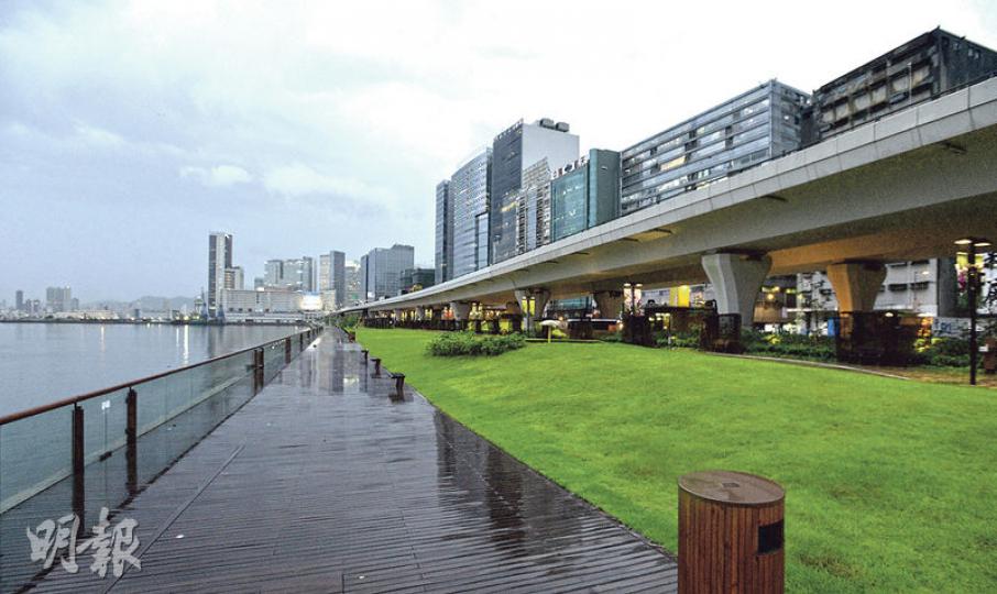 觀塘區議會建議起音樂噴泉嘅海濱長廊選址,家係一片草地(圖),反對計劃嘅民主黨胡志偉話唔想草地換做石屎地,觀塘區議會主席陳振彬就解釋音樂噴泉佔地只有長廊2%,附近仍有草地。(余俊亮攝) 觀塘區議會建議起音樂噴泉嘅海濱長廊選址,家係一片草地(圖),反對計劃嘅民主黨胡志偉話唔想草地換做石屎地,觀塘區議會主席陳振彬就解釋音樂噴泉佔地只有長廊2%,附近仍有草地。(余俊亮攝)