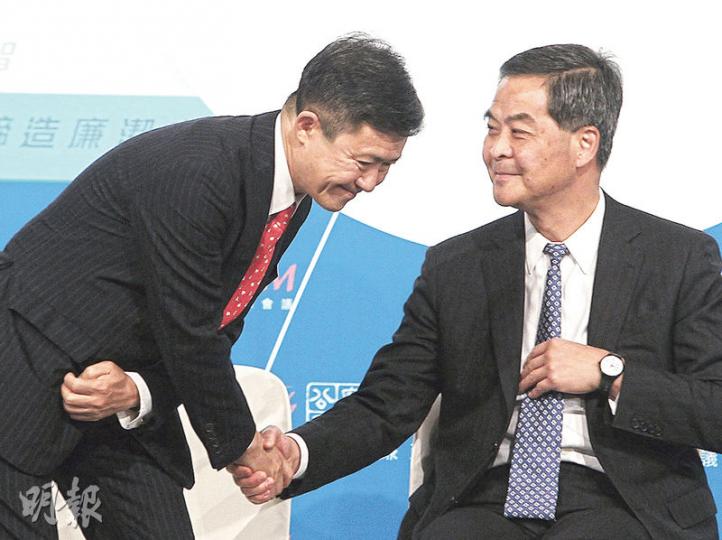 特首梁振英涉嫌收取澳洲UGL公司5000萬港元款項一事被舉報後,廉署被指未有為報案人落口供,署方當時稱不評論個別案件。昨日廉政公署第六屆國際會議開幕儀式上,梁振英(右)與廉政專員白韞六(左)握手。(林俊源攝) 特首梁振英涉嫌收取澳洲UGL公司5000萬港元款項一事被舉報後,廉署被指未有為報案人落口供,署方當時稱不評論個別案件。昨日廉政公署第六屆國際會議開幕儀式上,梁振英(右)與廉政專員白韞六(左)握手。(林俊源攝)
