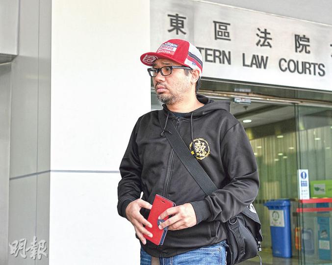 外號「法國佬」的熱血公民網台節目主持人張珈衍(圖),被指參與衝擊立法會大樓,令大樓玻璃門等多處損毁,他昨獲控方撤控刑事毁壞罪。他於庭外表示,希望同案4名被告能「大步檻過」。(葉家豪攝) 外號「法國佬」的熱血公民網台節目主持人張珈衍(圖),被指參與衝擊立法會大樓,令大樓玻璃門等多處損毁,他昨獲控方撤控刑事毁壞罪。他於庭外表示,希望同案4名被告能「大步檻過」。(葉家豪攝)