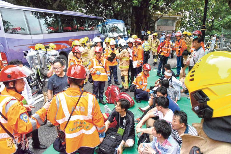 港島南區香島道昨發生兩旅巴一泥頭車連環相撞驚險車禍,共釀成53人受傷;由於傷者眾多,消防需要分流,傷者經初步包紮治理後,再分批送院治理。(鍾炳然攝) 港島南區香島道昨發生兩旅巴一泥頭車連環相撞驚險車禍,共釀成53人受傷;由於傷者眾多,消防需要分流,傷者經初步包紮治理後,再分批送院治理。(鍾炳然攝)