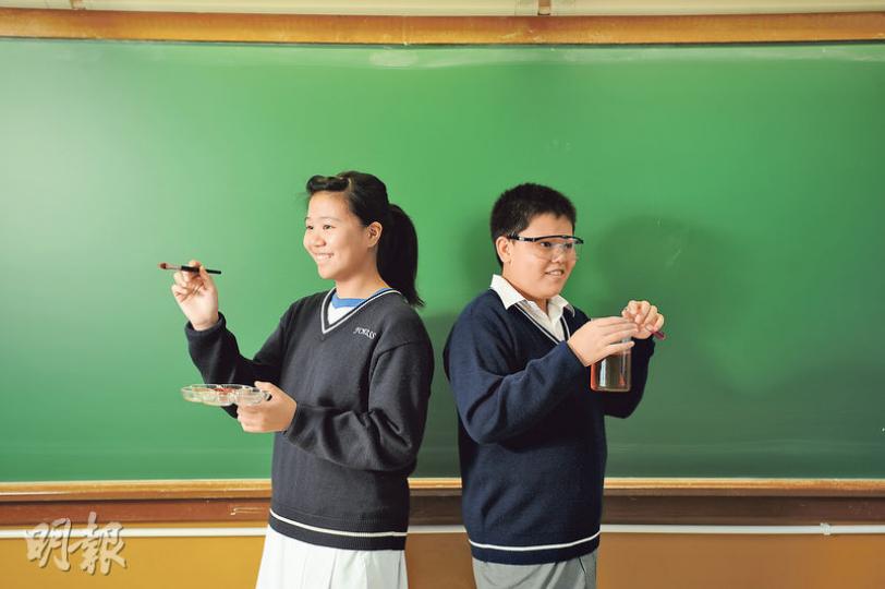 生涯規劃 思索人生路(胡景禧攝)仁濟醫院第二中學的中二生廖沚瑤(左一)以機艙服務員為研習題目,訪問了三間公司的服務員,更全面地了解此行業的工作情况。中四生廖汝彤(左二)在中三時以IVE為研習題目。她指社會部分人對IVE有誤解,她在研習中了解到IVE畢業生當中亦有成功人士。(胡景禧攝)慈幼英文學校校長杜玉燕表示該校歷史悠久,校友分佈在各行各業。學校遂善加利用,為學生提供不同的職場意見。(鄧宗弘攝)慈幼英文學校的汪肇峰(右)與朱晉廷(左)認為校本實習計劃,全程有大師兄跟進,因此獲益良多。(鄧宗弘攝) 生涯規劃 思索人生路(胡景禧攝)仁濟醫院第二中學的中二生廖沚瑤(左一)以機艙服務員為研習題目,訪問了三間公司的服務員,更全面地了解此行業的工作情况。中四生廖汝彤(左二)在中三時以IVE為研習題目。她指社會部分人對IVE有誤解,她在研習中了解到IVE畢業生當中亦有成功人士。(胡景禧攝)慈幼英文學校校長杜玉燕表示該校歷史悠久,校友分佈在各行各業。學校遂善加利用,為學生提供不同的職場意見。(鄧宗弘攝)慈幼英文學校的汪肇峰(右)與朱晉廷(左)認為校本實習計劃,全程有大師兄跟進,因此獲益良多。(鄧宗弘攝)