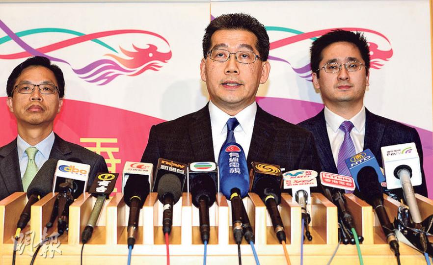商務及經濟發展局長蘇錦樑(中)昨在副局長梁敬國(左),及政治助理陳百里(右)陪同下,公布行政長官會同行會考慮過通訊局建議後,決定無綫續牌12年。(劉焌陶攝) 商務及經濟發展局長蘇錦樑(中)昨在副局長梁敬國(左),及政治助理陳百里(右)陪同下,公布行政長官會同行會考慮過通訊局建議後,決定無綫續牌12年。(劉焌陶攝)