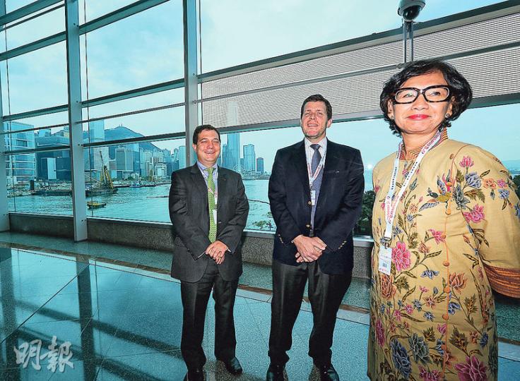 透明國際理事會成員Natalia Soebagjo(右)指出,透明國際的清廉指數是量度市民對貪污的觀感,而傳媒報道重大貪污案件,或會影響大眾對貪污的觀感,港人毋須為排名下跌過分擔心。圖中為世界銀行集團廉政局執行處長Stephen Zimmermann,左為世界正義工程執行總監Juan Carlos Botero。(李紹昌攝) 透明國際理事會成員Natalia Soebagjo(右)指出,透明國際的清廉指數是量度市民對貪污的觀感,而傳媒報道重大貪污案件,或會影響大眾對貪污的觀感,港人毋須為排名下跌過分擔心。圖中為世界銀行集團廉政局執行處長Stephen Zimmermann,左為世界正義工程執行總監Juan Carlos Botero。(李紹昌攝)
