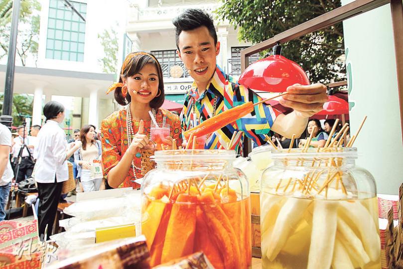 海洋公園將於周六起推出「周末玩轉老大街」,直至6月21日,逢周末及公眾假期引入1950至60年代的街頭食品,包括狗仔粉、叮叮糖等,並有懷舊文化及藝術表演,予港人及旅客品嘗及欣賞。(林俊源攝) 海洋公園將於周六起推出「周末玩轉老大街」,直至6月21日,逢周末及公眾假期引入1950至60年代的街頭食品,包括狗仔粉、叮叮糖等,並有懷舊文化及藝術表演,予港人及旅客品嘗及欣賞。(林俊源攝)