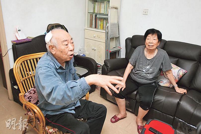 董伯伯(左)頭頂被扑穿送院縫了13針,出院後返家休息,他昨憶述遇襲經過,表示不知兇徒外貌,對無辜被扑頭深感無奈。(伍浦鋒攝) 董伯伯(左)頭頂被扑穿送院縫了13針,出院後返家休息,他昨憶述遇襲經過,表示不知兇徒外貌,對無辜被扑頭深感無奈。(伍浦鋒攝)