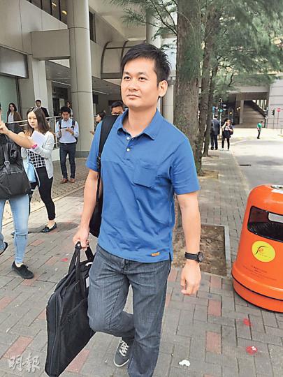 警長鄺渭成(圖)昨稱警方向被告搜身,是因為他戴上頭盔和眼罩,「有合理懷疑會對警方不利」,又稱「好多暴徒都係咁嘅裝束」。(黃建邦攝)的士司機楊德華(圖)被指在金鐘佔領區清場期間,蹺起雙手坐在政總外的石壆拒絕離開,昨就阻差辦公罪於裁判法院受審。(黃建邦攝) 警長鄺渭成(圖)昨稱警方向被告搜身,是因為他戴上頭盔和眼罩,「有合理懷疑會對警方不利」,又稱「好多暴徒都係咁嘅裝束」。(黃建邦攝)的士司機楊德華(圖)被指在金鐘佔領區清場期間,蹺起雙手坐在政總外的石壆拒絕離開,昨就阻差辦公罪於裁判法院受審。(黃建邦攝)
