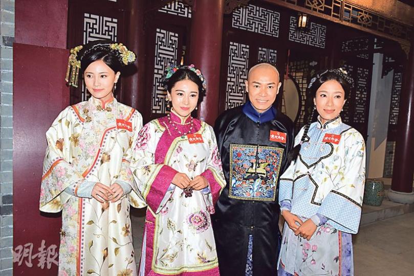 朱晨麗(左起)、賈曉晨、郭晉安及楊怡昨日出席無綫新劇《末代御醫》開鏡禮。(攝影﹕梁迺楠) 朱晨麗(左起)、賈曉晨、郭晉安及楊怡昨日出席無綫新劇《末代御醫》開鏡禮。(攝影﹕梁迺楠)