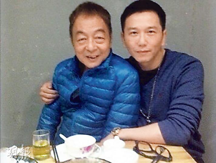 溫兆倫(右)對恩師賴建國(左)離世感傷心。(微博圖片) 溫兆倫(右)對恩師賴建國(左)離世感傷心。(微博圖片)