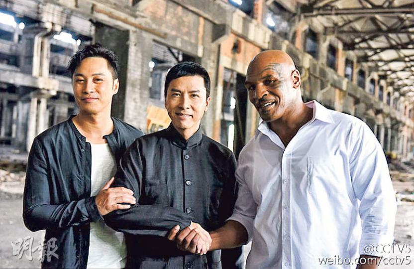 譚耀文跟甄子丹及偶像泰臣合作電影《葉問3》,既開心又興奮。(微博圖片) 譚耀文跟甄子丹及偶像泰臣合作電影《葉問3》,既開心又興奮。(微博圖片)