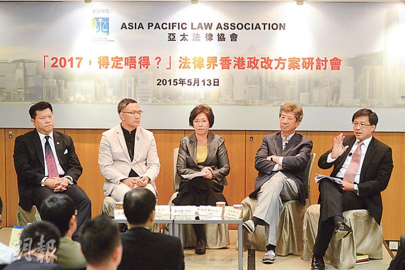 噚日論壇請咗民建聯大狀馬恩國(左一)、立法會議員謝偉俊(左二)、公民黨湯家驊(右二)、新界關注大聯盟發言人何君堯(右一),大家圍繞政改辯論一番。(黃志東攝) 噚日論壇請咗民建聯大狀馬恩國(左一)、立法會議員謝偉俊(左二)、公民黨湯家驊(右二)、新界關注大聯盟發言人何君堯(右一),大家圍繞政改辯論一番。(黃志東攝)