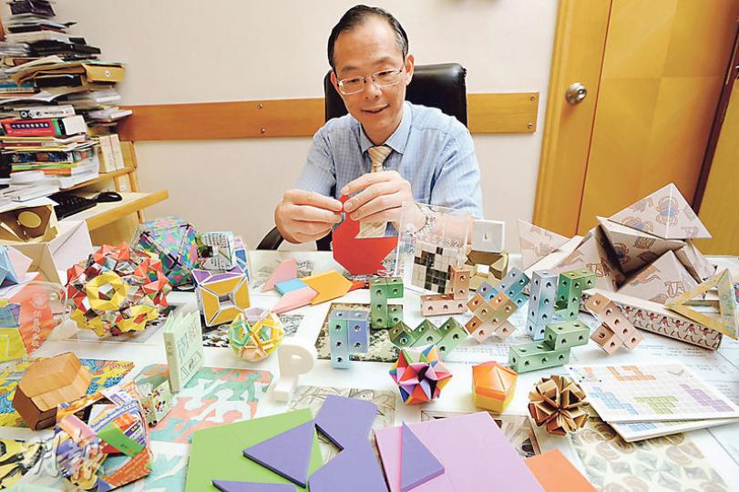 保良局朱敬文中學校長龍德義(圖)會通過各種教具來提升同學的學習興趣,他手中的是其親自改良及訂做的七巧板,各部分可透過磁石吸附在一起,可以豎起來方便向學生展示。(胡景禧攝) 保良局朱敬文中學校長龍德義(圖)會通過各種教具來提升同學的學習興趣,他手中的是其親自改良及訂做的七巧板,各部分可透過磁石吸附在一起,可以豎起來方便向學生展示。(胡景禧攝)