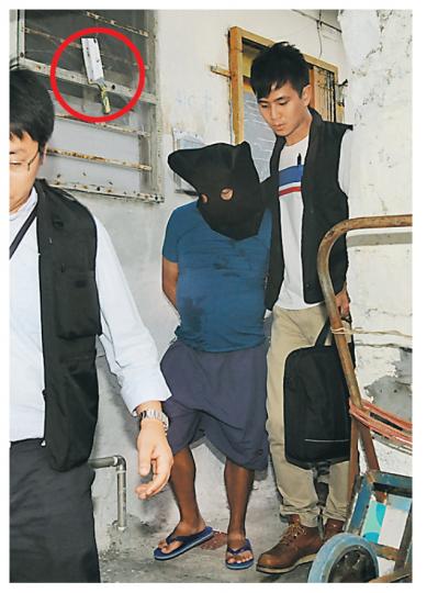 懷疑「點錯相」用槌仔扑傷無辜老翁的疑犯,昨晚被黑布蒙頭押返鯉魚門三家村寓所調查;現場所見,其村屋氣窗外掛有一把菜刀(紅圈示),街坊說不知原因。(樊銳昌攝) 懷疑「點錯相」用槌仔扑傷無辜老翁的疑犯,昨晚被黑布蒙頭押返鯉魚門三家村寓所調查;現場所見,其村屋氣窗外掛有一把菜刀(紅圈示),街坊說不知原因。(樊銳昌攝)