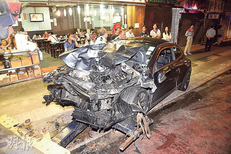 元朗教育路醉駕連環車禍中,肇事私家車撞至嚴重損毁,附近有食肆,幸沒有食客受傷。(蔡方山攝) 元朗教育路醉駕連環車禍中,肇事私家車撞至嚴重損毁,附近有食肆,幸沒有食客受傷。(蔡方山攝)