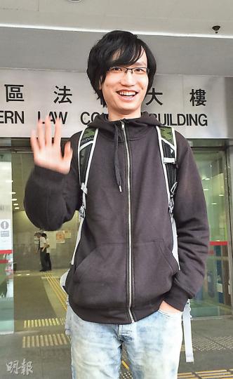3名反高鐵青年昨被控去年5月4日參與非法集結,被告之一社民連副秘書長黃永志(圖),昨離開法庭時笑着向記者揮手。(黃建邦攝) 3名反高鐵青年昨被控去年5月4日參與非法集結,被告之一社民連副秘書長黃永志(圖),昨離開法庭時笑着向記者揮手。(黃建邦攝)