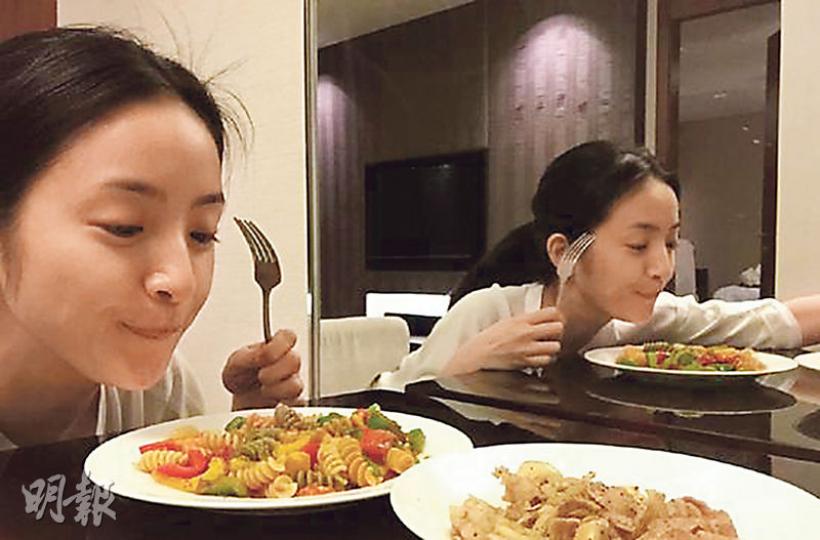 林依晨在上海開工之餘,不忘玩煮飯仔。(微博圖片) 林依晨在上海開工之餘,不忘玩煮飯仔。(微博圖片)