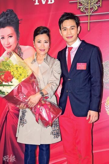 阿姐(左)與王梓軒(右)於劇中演母子,她說「兒子」勤力兼有非一般演出。(攝影:梁迺楠)岑麗香大讚阿姐樂於指導新人。(攝影:梁迺楠) 阿姐(左)與王梓軒(右)於劇中演母子,她說「兒子」勤力兼有非一般演出。(攝影:梁迺楠)岑麗香大讚阿姐樂於指導新人。(攝影:梁迺楠)