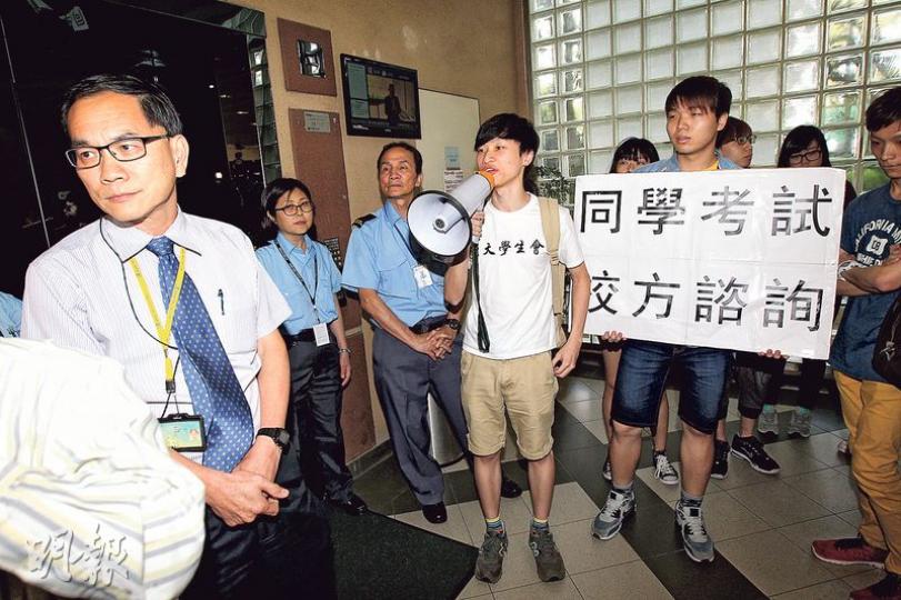 多名手持抗議標語的浸大學生會成員在諮詢會結束後尾隨校長候選人錢大康和多名浸大高層,並用揚聲器表示不滿諮詢時間不足,其間保安多番阻攔,學生最終跑樓梯走上聘任委員會召開會議的逸夫行政樓。(李紹昌攝)以浸大學生會為首的一班學生,在浸大行政樓多次與保安對峙。聘任委員會開會後,校長候選人錢大康(左上角)一度無法離開會議室。(李紹昌攝) 多名手持抗議標語的浸大學生會成員在諮詢會結束後尾隨校長候選人錢大康和多名浸大高層,並用揚聲器表示不滿諮詢時間不足,其間保安多番阻攔,學生最終跑樓梯走上聘任委員會召開會議的逸夫行政樓。(李紹昌攝)以浸大學生會為首的一班學生,在浸大行政樓多次與保安對峙。聘任委員會開會後,校長候選人錢大康(左上角)一度無法離開會議室。(李紹昌攝)