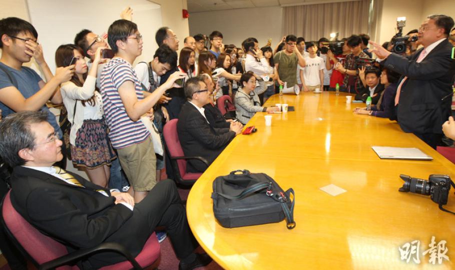 約60名學生一度「佔領」校長聘任委員會的會議室,令會議受阻,其間委員會主席鄭恩基(右一)多次與學生理論,校長候選人錢大康(前左)則表現輕鬆,一語不發。(李紹昌攝)浸會大學昨安排唯一校長候選人、現任港大首席副校長錢大康與師生會面。(李紹昌攝) 約60名學生一度「佔領」校長聘任委員會的會議室,令會議受阻,其間委員會主席鄭恩基(右一)多次與學生理論,校長候選人錢大康(前左)則表現輕鬆,一語不發。(李紹昌攝)浸會大學昨安排唯一校長候選人、現任港大首席副校長錢大康與師生會面。(李紹昌攝)