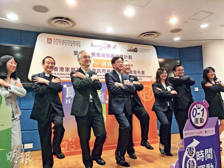 港人運動量不足,港大公共衛生學院講座教授林大慶(左三)建議市民平日趁坐着和站立時多活動手腳,他與食物及衛生局長高永文(左四)昨示範單腳站立,可鍛煉平衡力。(梁杏怡攝) 港人運動量不足,港大公共衛生學院講座教授林大慶(左三)建議市民平日趁坐着和站立時多活動手腳,他與食物及衛生局長高永文(左四)昨示範單腳站立,可鍛煉平衡力。(梁杏怡攝)