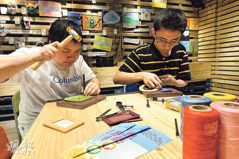 先天嚴重近視的双双(左)在皮塊上打洞時,憑經驗及感覺搭救,大有「手起刀落」之勢。志明(右)雖在工場以畫圖樣為主,但動起手來仍然十分利落。(葉家豪攝) 先天嚴重近視的双双(左)在皮塊上打洞時,憑經驗及感覺搭救,大有「手起刀落」之勢。志明(右)雖在工場以畫圖樣為主,但動起手來仍然十分利落。(葉家豪攝)