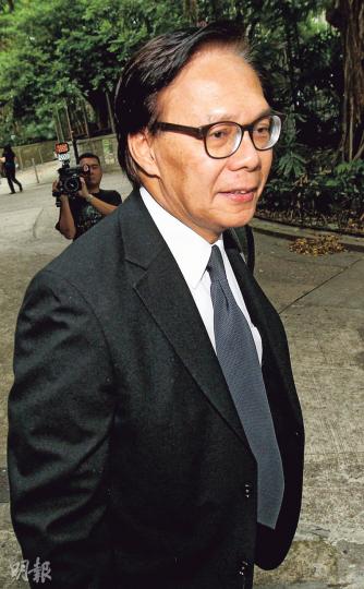 前發展局長麥齊光(圖)昨獲批終院上訴許可後,於庭外表示尊重香港的法律程序,會以平常心面對上訴及作充足準備,又坦言「梗係想最後贏到官司」。下圖為路政署前助理署長曾景文,昨到終院旁聽上訴申請,離開法庭時不發一言。(李紹昌攝) 前發展局長麥齊光(圖)昨獲批終院上訴許可後,於庭外表示尊重香港的法律程序,會以平常心面對上訴及作充足準備,又坦言「梗係想最後贏到官司」。下圖為路政署前助理署長曾景文,昨到終院旁聽上訴申請,離開法庭時不發一言。(李紹昌攝)