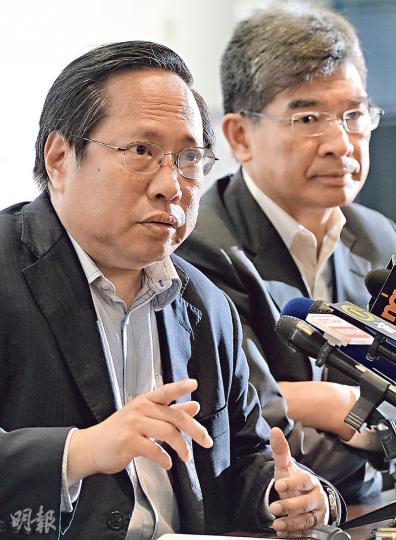 民主黨何俊仁(左)表示,由於現時距離政改表決只有一個月,大家認為現階段應確保不民主的政改方案會被否決,包括要鞏固反對「袋住先」民意,令社會現時對「辭職公投」討論興趣不大。(劉焌陶攝) 民主黨何俊仁(左)表示,由於現時距離政改表決只有一個月,大家認為現階段應確保不民主的政改方案會被否決,包括要鞏固反對「袋住先」民意,令社會現時對「辭職公投」討論興趣不大。(劉焌陶攝)
