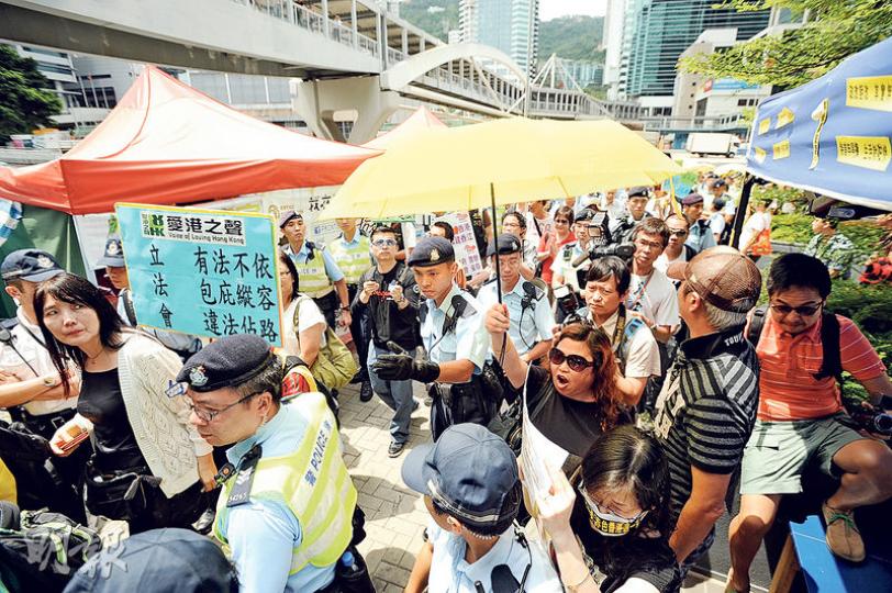 愛港之聲同珍惜群組大約30人噚日去金鐘帳篷區遊行,同佔領者鬧大交,幾十個警員維持秩序。 (胡景禧攝)愛港之聲召集人高達斌(右)到灣仔警察總部遞交請願信,佢話如果金鐘政總一帶帳篷霸地問題解決唔到,唔排除有樣學樣「反佔領」。(胡景禧攝) 愛港之聲同珍惜群組大約30人噚日去金鐘帳篷區遊行,同佔領者鬧大交,幾十個警員維持秩序。 (胡景禧攝)愛港之聲召集人高達斌(右)到灣仔警察總部遞交請願信,佢話如果金鐘政總一帶帳篷霸地問題解決唔到,唔排除有樣學樣「反佔領」。(胡景禧攝)