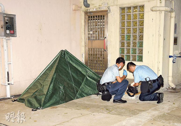 20歲中六男生在紅磡樂民新邨樂群樓高處墮樓,當場證實死亡,警方用帳篷把遺體覆蓋,初步相信案件無可疑。 (蔡方山攝) 20歲中六男生在紅磡樂民新邨樂群樓高處墮樓,當場證實死亡,警方用帳篷把遺體覆蓋,初步相信案件無可疑。 (蔡方山攝)