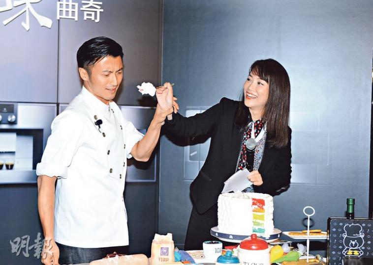 Mani餵霆鋒食蛋糕,霆鋒卻一副嫌棄樣,非常搞笑!(攝影:鍾偉茵) Mani餵霆鋒食蛋糕,霆鋒卻一副嫌棄樣,非常搞笑!(攝影:鍾偉茵)