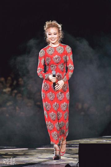 容祖兒前晚擔任顧嘉煇演唱會嘉賓,穿上橙紅色貼身長裙展現S形身材,兼獻唱《明日天涯》曬唱功。(攝影:鍾偉茵) 容祖兒前晚擔任顧嘉煇演唱會嘉賓,穿上橙紅色貼身長裙展現S形身材,兼獻唱《明日天涯》曬唱功。(攝影:鍾偉茵)