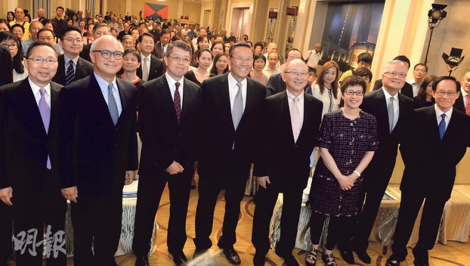 九倉首席顧問吳光正(前排左四),年近70,去年公布退出上市公司管理層。昨日,他最後一次以主席身分,主持股東會。在股東會前,他更特別安排與一眾管理層和股東大合照,而他將交棒予身旁的吳天海(前排左三),吳天海將繼任為新主席。吳光正又說雖已退任,但集團有任何重大投資,他仍會給意見。(劉竣陶攝) 九倉首席顧問吳光正(前排左四),年近70,去年公布退出上市公司管理層。昨日,他最後一次以主席身分,主持股東會。在股東會前,他更特別安排與一眾管理層和股東大合照,而他將交棒予身旁的吳天海(前排左三),吳天海將繼任為新主席。吳光正又說雖已退任,但集團有任何重大投資,他仍會給意見。(劉竣陶攝)