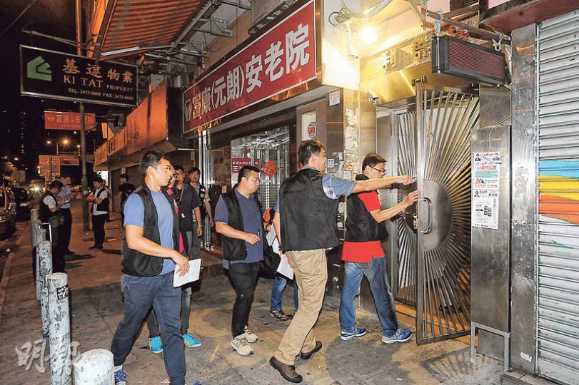 元朗安樂路利群樓發生命案,警方初步相信有可疑,今日凌晨多名探員進入大樓調查。 (樊銳昌攝) 元朗安樂路利群樓發生命案,警方初步相信有可疑,今日凌晨多名探員進入大樓調查。 (樊銳昌攝)