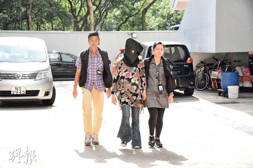 被捕的36歲姓許女子涉嫌開網店詐騙,據悉她在網上報稱售賣日韓衣服鞋子,她蒙頭帶署時,身穿的衣服亦頗具日韓風格。(鍾炳然攝) 被捕的36歲姓許女子涉嫌開網店詐騙,據悉她在網上報稱售賣日韓衣服鞋子,她蒙頭帶署時,身穿的衣服亦頗具日韓風格。(鍾炳然攝)