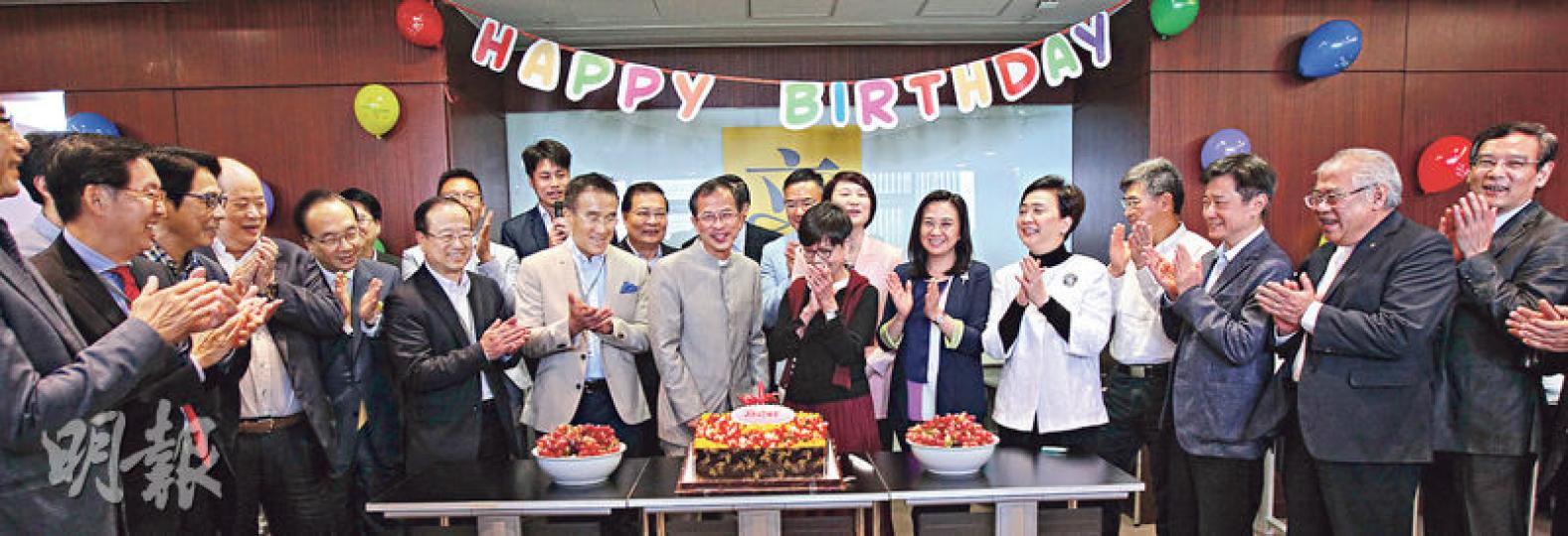 噚日立法會一眾泛民、建制議員為立法會主席曾鈺成(中)預早慶祝68歲生日,曾太(曾身旁)以神秘嘉賓身分出席。(李紹昌攝) 噚日立法會一眾泛民、建制議員為立法會主席曾鈺成(中)預早慶祝68歲生日,曾太(曾身旁)以神秘嘉賓身分出席。(李紹昌攝)