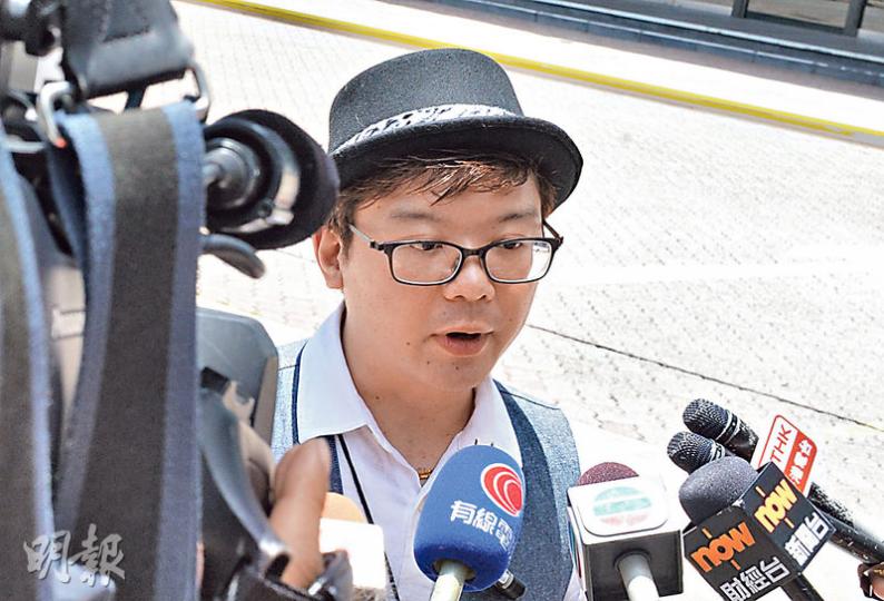 亞視下周一起停播《12點半新聞》,亞視新聞部副採訪主任陳國揚表示,港聞記者已由20人減至8人,下月會再走兩人,各組主管已聯署去信董事會要求交代公司發展路向。(劉焌陶攝) 亞視下周一起停播《12點半新聞》,亞視新聞部副採訪主任陳國揚表示,港聞記者已由20人減至8人,下月會再走兩人,各組主管已聯署去信董事會要求交代公司發展路向。(劉焌陶攝)