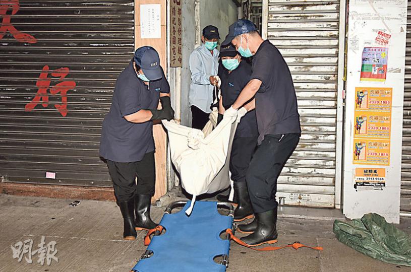 24歲文員在寓所打機期間昏迷,被發現時明顯死亡,其遺體舁送殮房等候剖驗。 (蔡方山攝) 24歲文員在寓所打機期間昏迷,被發現時明顯死亡,其遺體舁送殮房等候剖驗。 (蔡方山攝)