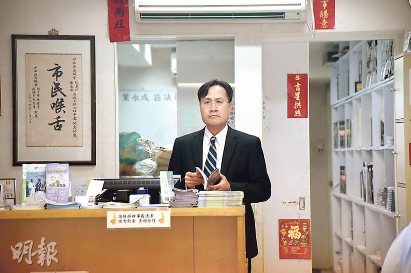 中西區區議員張翼雄的辦公室昨日接獲寫有「死亡恐嚇」內容的紙張,他獲悉事件後趕返辦公室協助警方調查。 (鍾炳然攝) 中西區區議員張翼雄的辦公室昨日接獲寫有「死亡恐嚇」內容的紙張,他獲悉事件後趕返辦公室協助警方調查。 (鍾炳然攝)