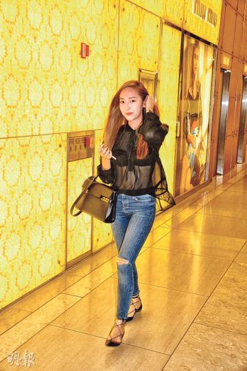 Jessica被捕獲依然面露笑容。(攝影/記者:陳釗)Jessica與緋聞男友K先生前晚現身中環。(攝影/記者:陳釗) Jessica被捕獲依然面露笑容。(攝影/記者:陳釗)Jessica與緋聞男友K先生前晚現身中環。(攝影/記者:陳釗)